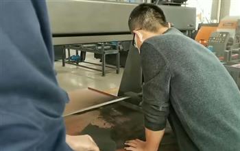 客戶驗收橫向平切帶鋸床，試切石墨